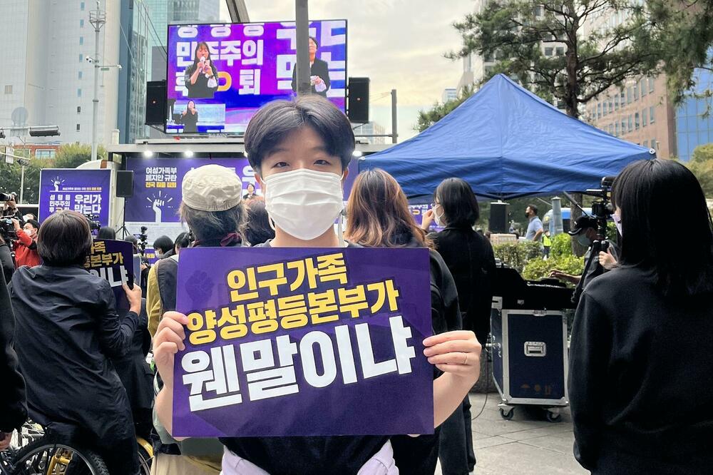 Pokret 4B, koji podrazumijeva uzdržavanje od romantičnih veza, seksa, stupanja u brak, kao i odbijanje reprodrukcije, potiče iz Južne Koreje, a dobija pristalice i širom Amerike, Foto: Gong Yeon-hwa