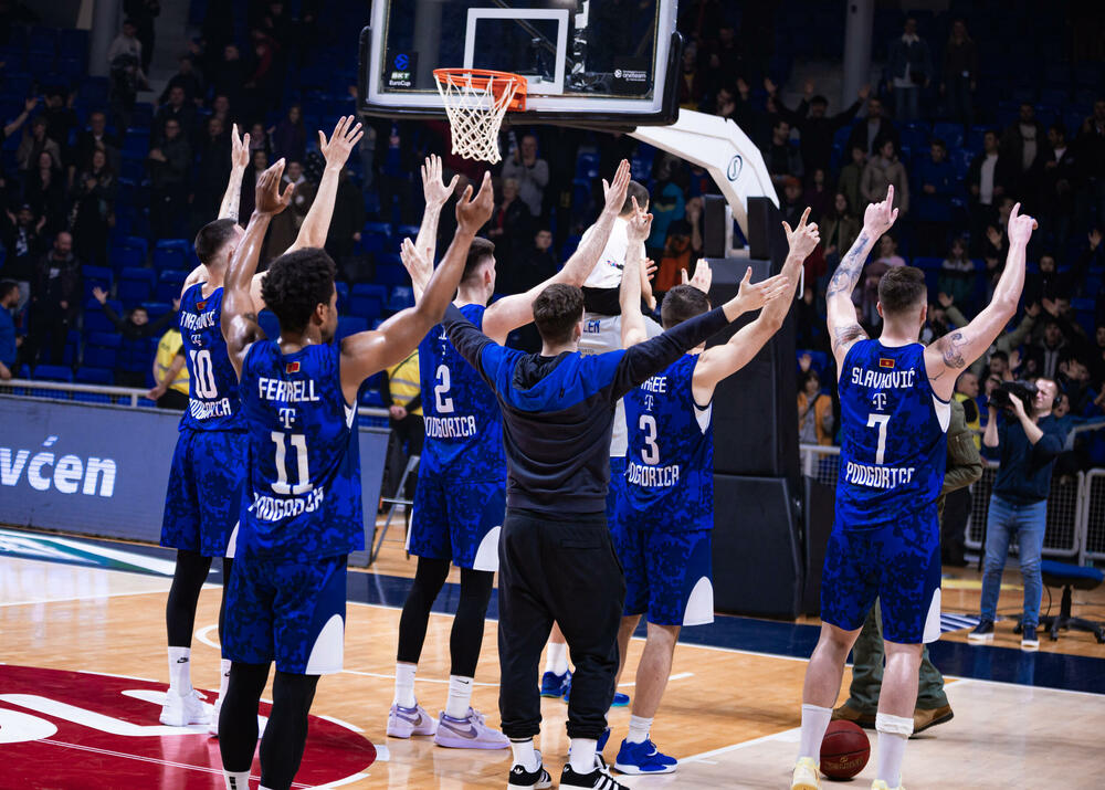 <p>Košarkaši Budućnost Volija na krilima navijača "razbili" Huventud u pretposljednjem kolu Evrokupa</p>