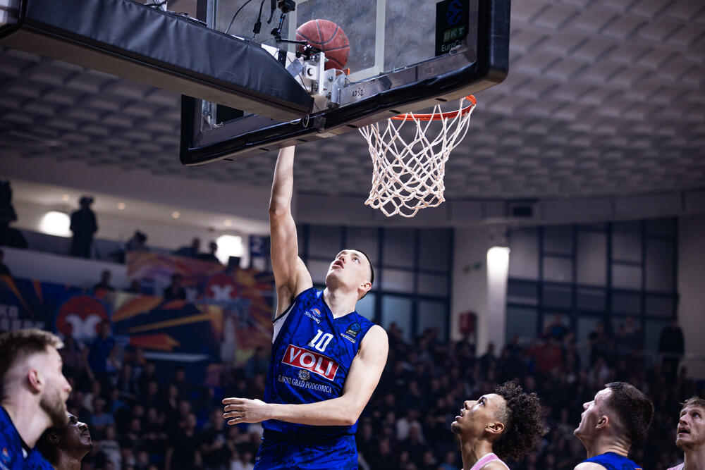 <p>Košarkaši Budućnost Volija na krilima navijača "razbili" Huventud u pretposljednjem kolu Evrokupa</p>