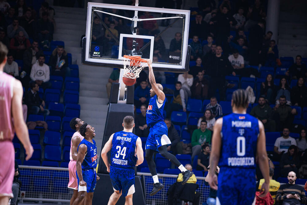 <p>Košarkaši Budućnost Volija na krilima navijača "razbili" Huventud u pretposljednjem kolu Evrokupa</p>