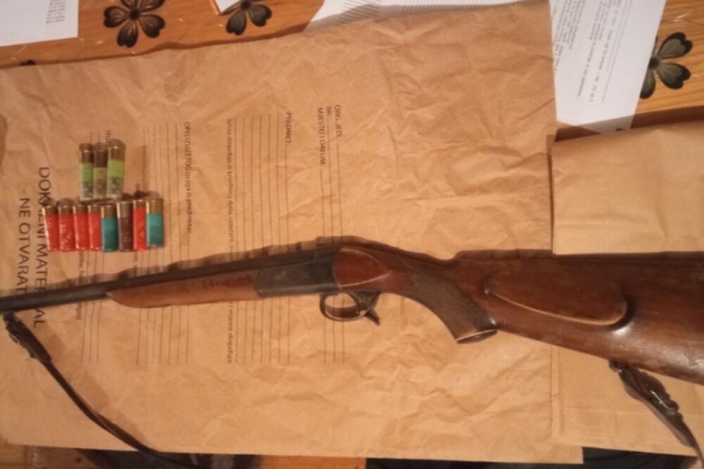 Pronađena puška i patroni, Foto: Uprava policije