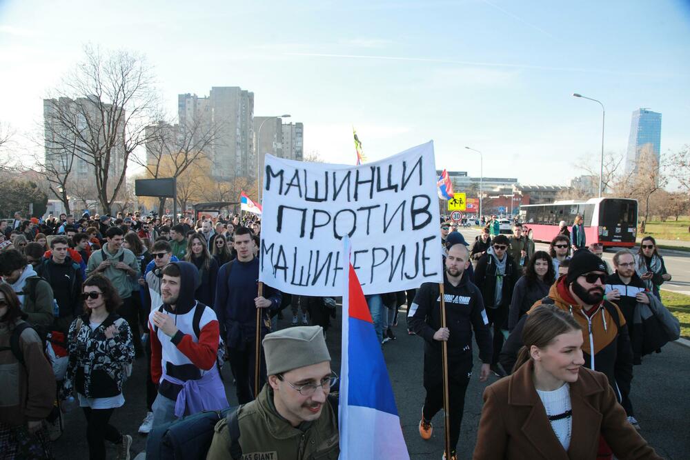<p>Mediji prenose da će kolonu studenata, koju će pratiti policija, obezbjeđivati i poljoprivrednici na traktorima i bajkeri</p>