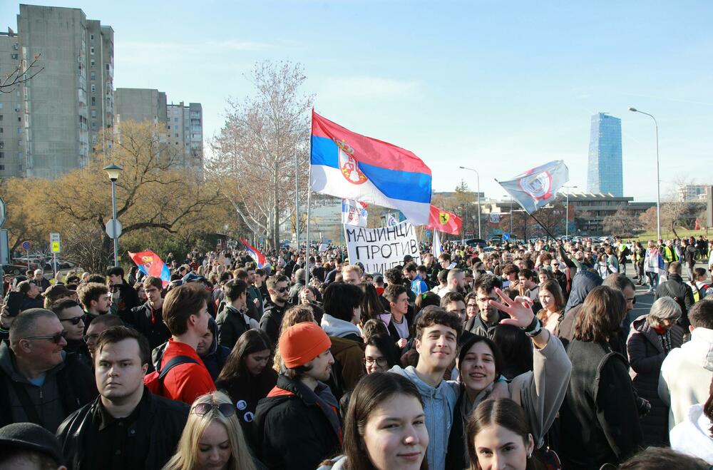 <p>Mediji prenose da će kolonu studenata, koju će pratiti policija, obezbjeđivati i poljoprivrednici na traktorima i bajkeri</p>