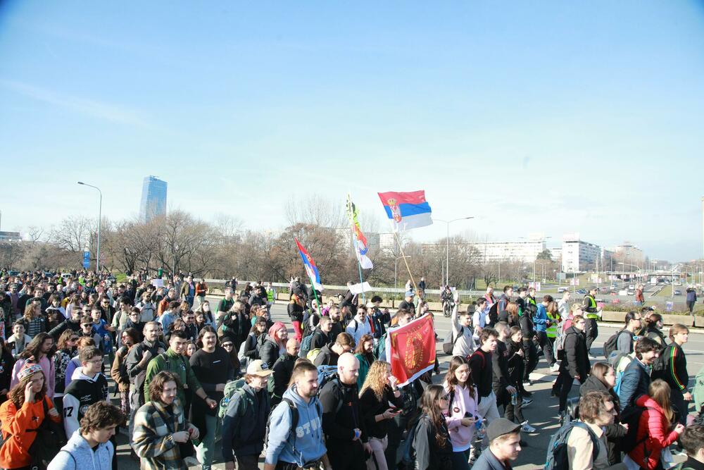 <p>Mediji prenose da će kolonu studenata, koju će pratiti policija, obezbjeđivati i poljoprivrednici na traktorima i bajkeri</p>