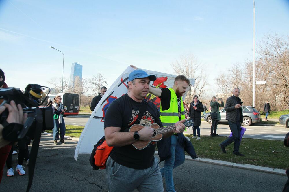 <p>Mediji prenose da će kolonu studenata, koju će pratiti policija, obezbjeđivati i poljoprivrednici na traktorima i bajkeri</p>