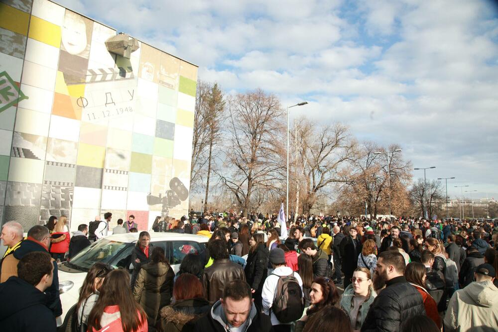 <p>Mediji prenose da će kolonu studenata, koju će pratiti policija, obezbjeđivati i poljoprivrednici na traktorima i bajkeri</p>