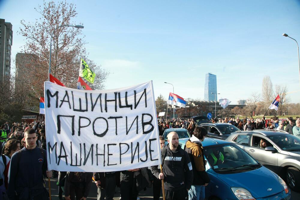 <p>Mediji prenose da će kolonu studenata, koju će pratiti policija, obezbjeđivati i poljoprivrednici na traktorima i bajkeri</p>