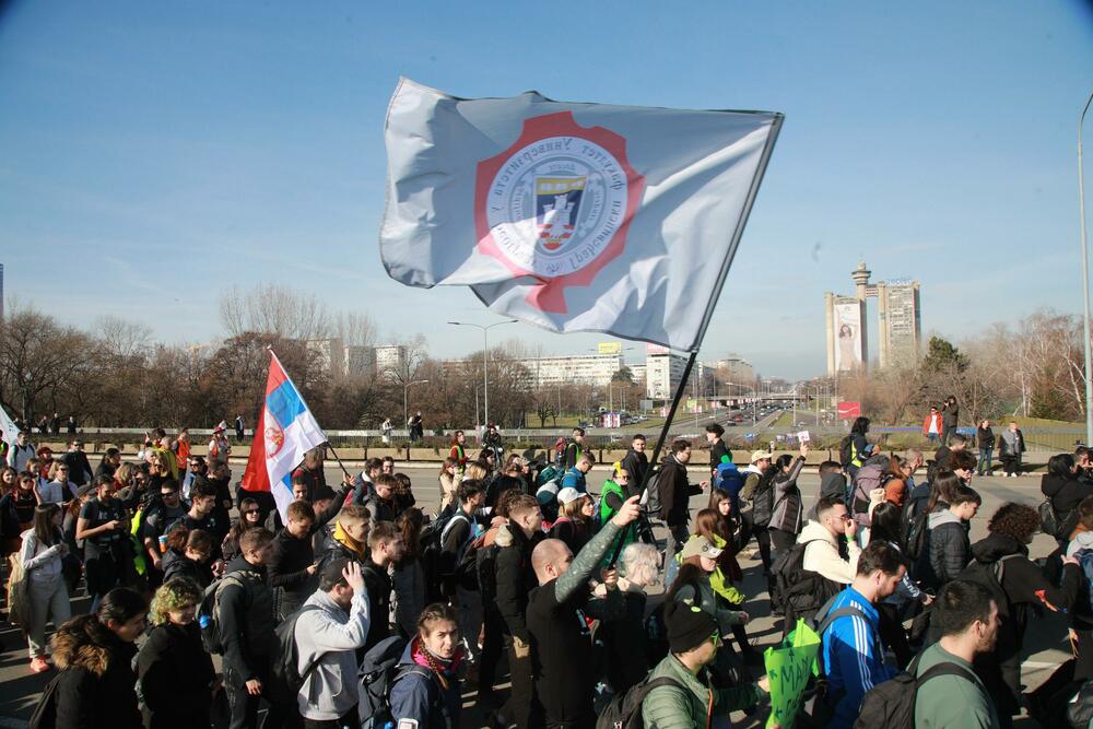 <p>Mediji prenose da će kolonu studenata, koju će pratiti policija, obezbjeđivati i poljoprivrednici na traktorima i bajkeri</p>