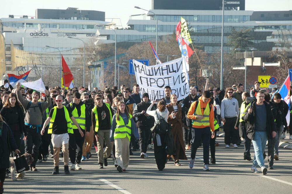 <p>Mediji prenose da će kolonu studenata, koju će pratiti policija, obezbjeđivati i poljoprivrednici na traktorima i bajkeri</p>