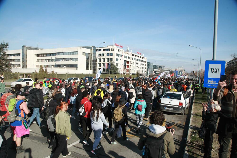 <p>Mediji prenose da će kolonu studenata, koju će pratiti policija, obezbjeđivati i poljoprivrednici na traktorima i bajkeri</p>