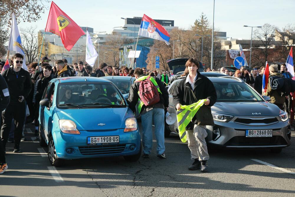 <p>Mediji prenose da će kolonu studenata, koju će pratiti policija, obezbjeđivati i poljoprivrednici na traktorima i bajkeri</p>