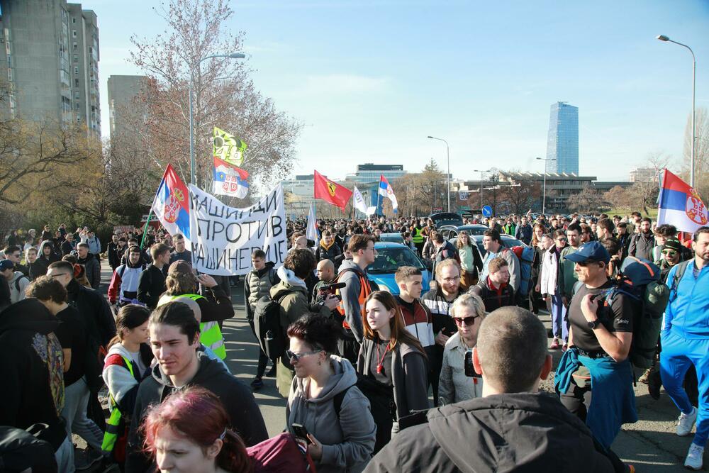 <p>Mediji prenose da će kolonu studenata, koju će pratiti policija, obezbjeđivati i poljoprivrednici na traktorima i bajkeri</p>