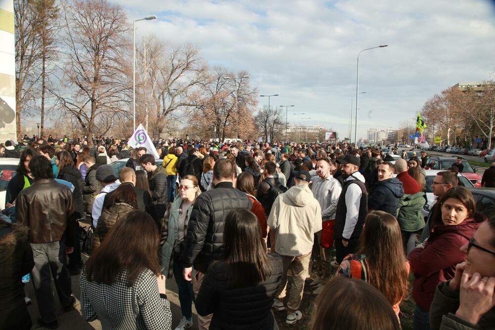 <p>Mediji prenose da će kolonu studenata, koju će pratiti policija, obezbjeđivati i poljoprivrednici na traktorima i bajkeri</p>