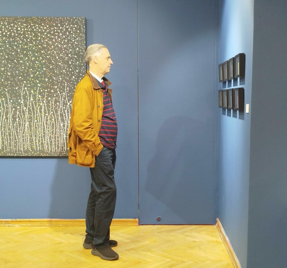 <p>Izložba u Perjaničkom domu u Podgorici: "Njene slike su most između zvuka, geometrije i vječnog plesa svjetlosti i tame"</p>