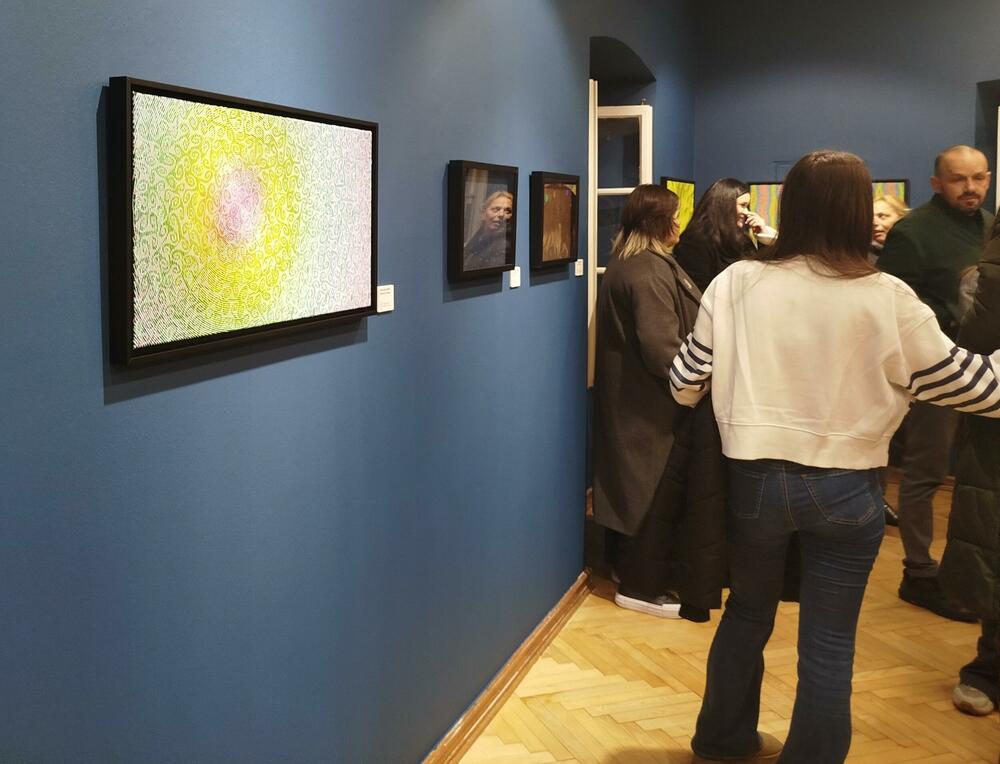 <p>Izložba u Perjaničkom domu u Podgorici: "Njene slike su most između zvuka, geometrije i vječnog plesa svjetlosti i tame"</p>