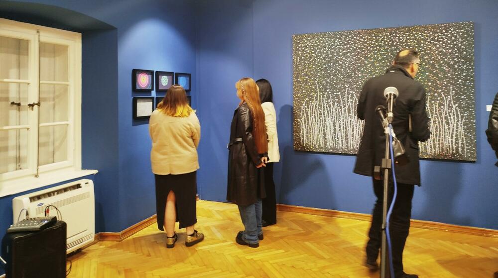 <p>Izložba u Perjaničkom domu u Podgorici: "Njene slike su most između zvuka, geometrije i vječnog plesa svjetlosti i tame"</p>