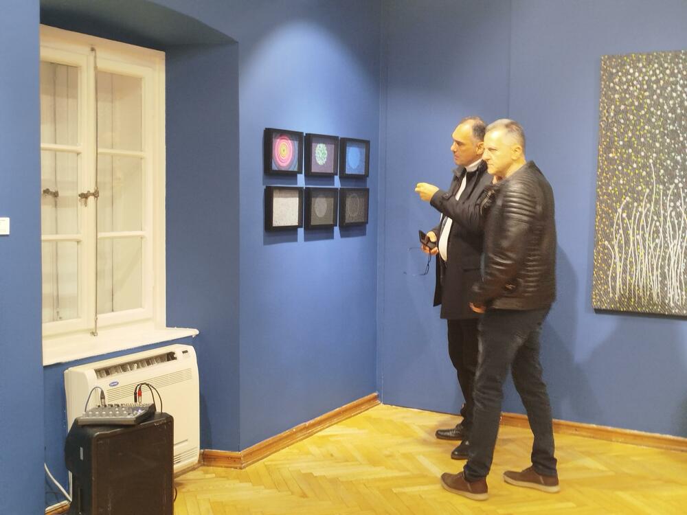 <p>Izložba u Perjaničkom domu u Podgorici: "Njene slike su most između zvuka, geometrije i vječnog plesa svjetlosti i tame"</p>