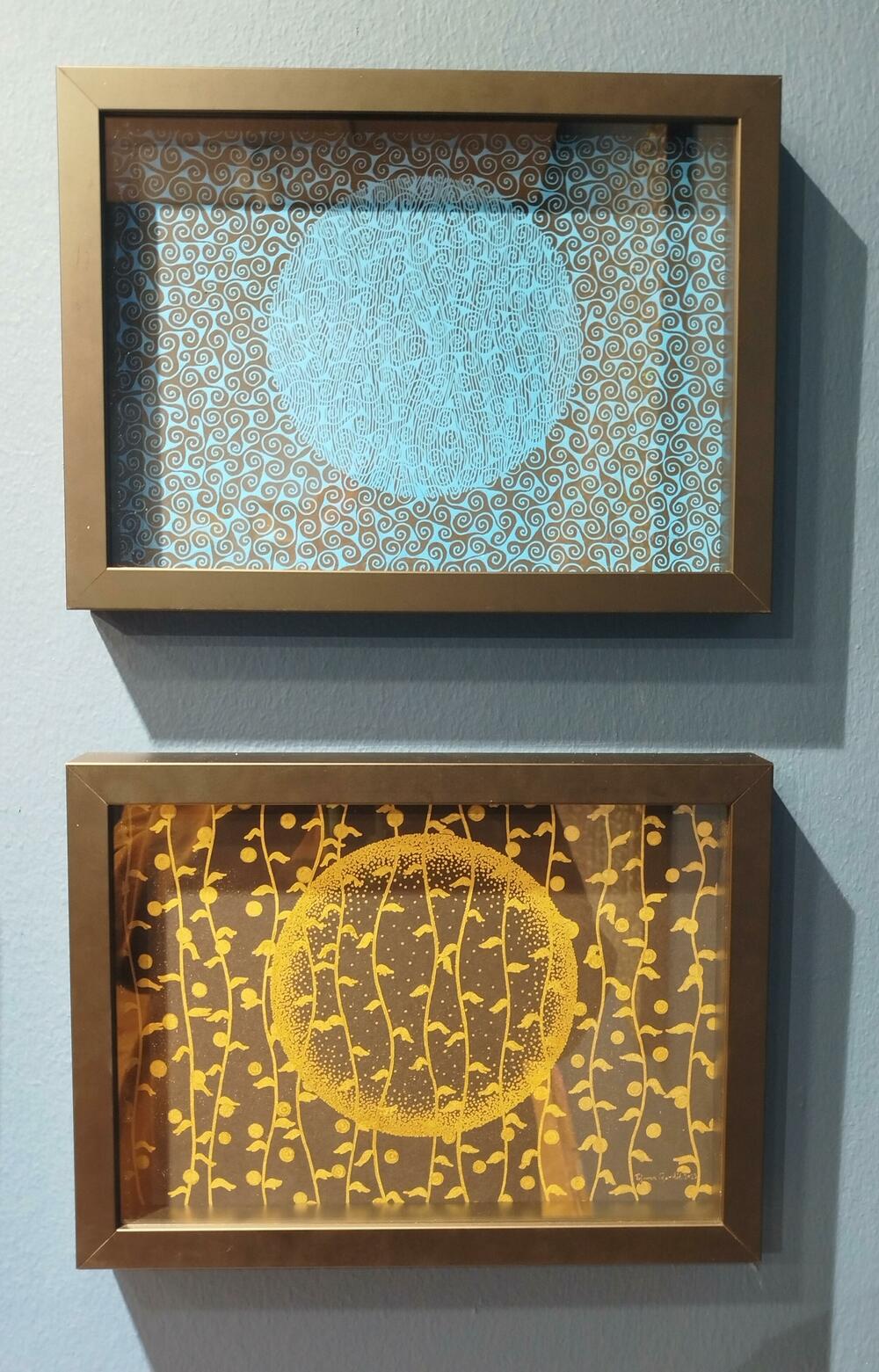 <p>Izložba u Perjaničkom domu u Podgorici: "Njene slike su most između zvuka, geometrije i vječnog plesa svjetlosti i tame"</p>