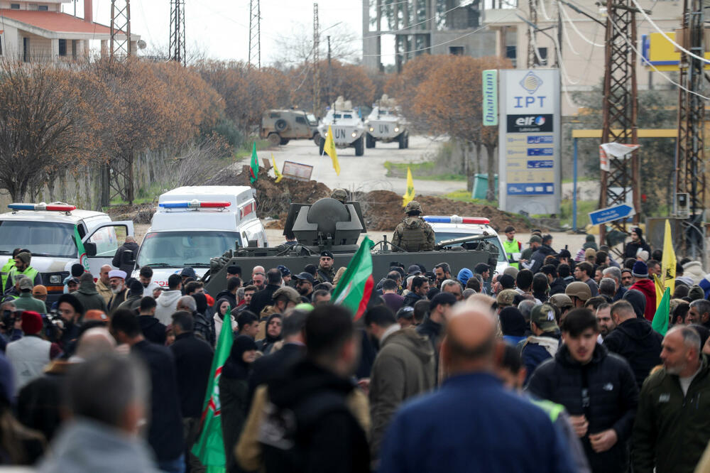 Pripadnici libanske vojske, vozila UNIFIL-a i Izraelai, u Burdž el-Muluku., Foto: Reuters