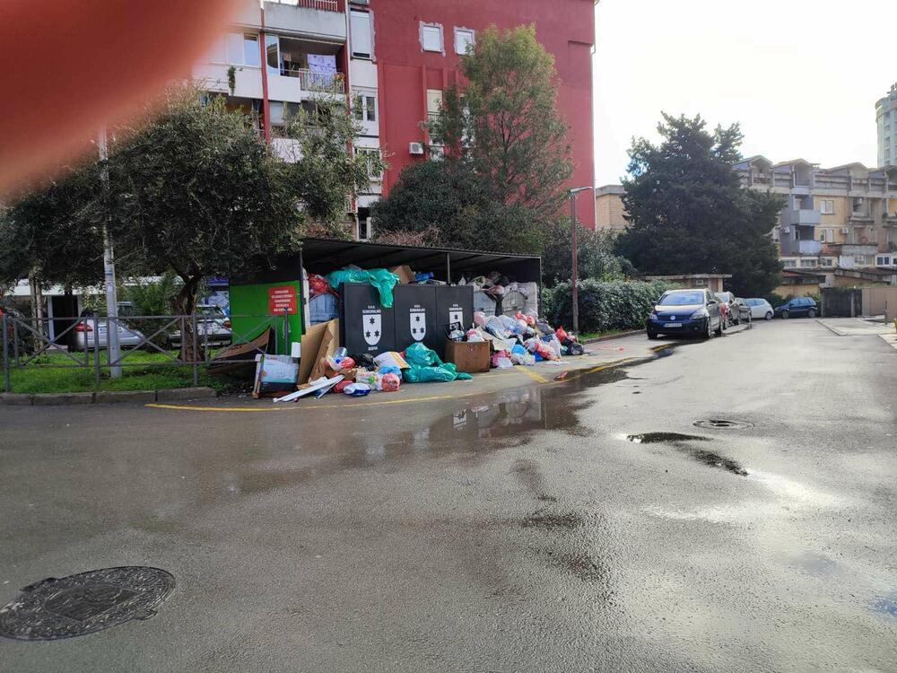 <p>Komunalna inspekcija i policija donijela je juče rješenje da se grad mora očistiti, ali radnici Komunalnog preduzeća čvrsti su u namjeri da njihov zahtjev mora biti ispunjen</p>