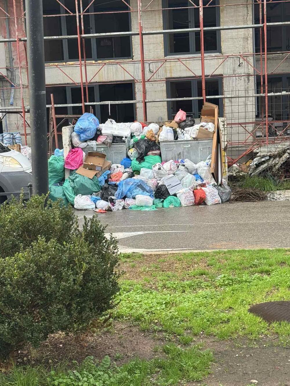 <p>Komunalna inspekcija i policija donijela je juče rješenje da se grad mora očistiti, ali radnici Komunalnog preduzeća čvrsti su u namjeri da njihov zahtjev mora biti ispunjen</p>