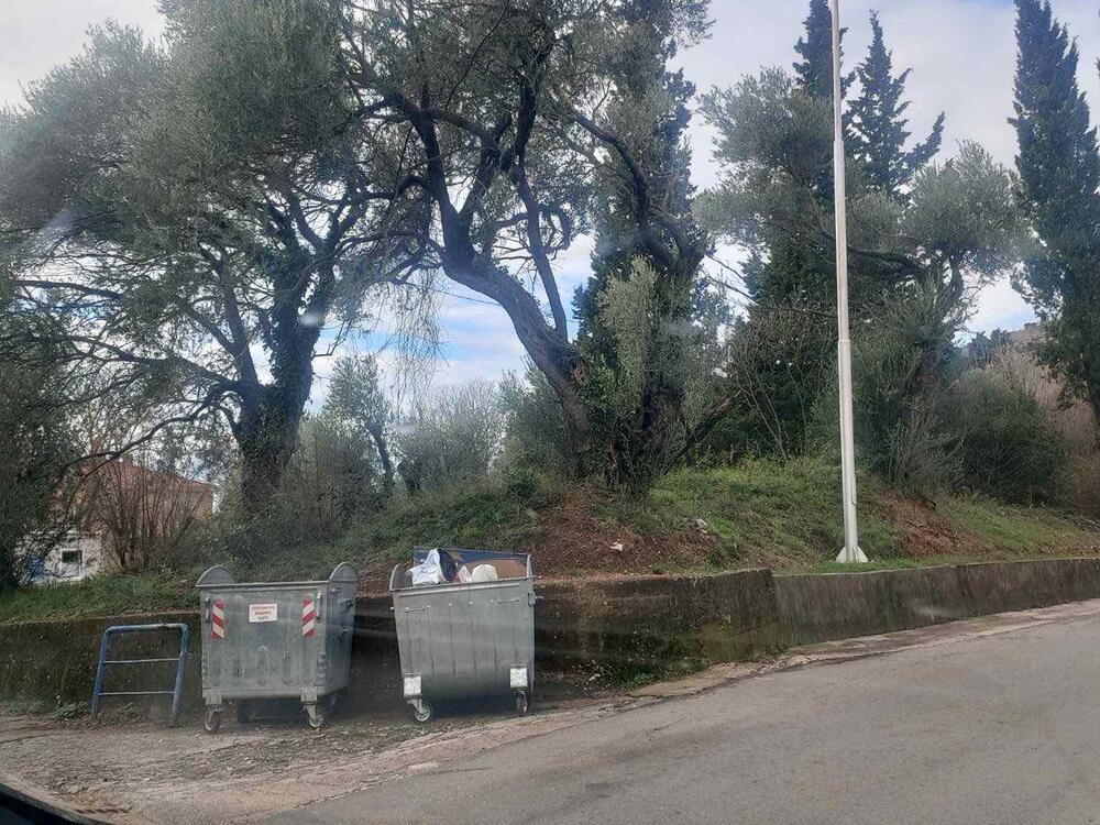 <p>Peti dan štrajka, a razlika u čistoći dva primorska mjesta očigledna, iako je za i jedan i drugi grad zaduženo isto preduzeće</p>