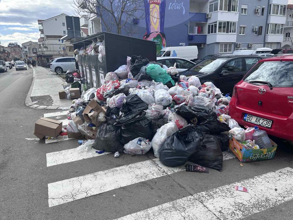 <p>Komunalna inspekcija i policija donijela je juče rješenje da se grad mora očistiti, ali radnici Komunalnog preduzeća čvrsti su u namjeri da njihov zahtjev mora biti ispunjen</p>