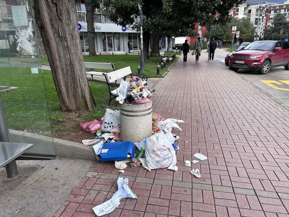 <p>Komunalna inspekcija i policija donijela je juče rješenje da se grad mora očistiti, ali radnici Komunalnog preduzeća čvrsti su u namjeri da njihov zahtjev mora biti ispunjen</p>