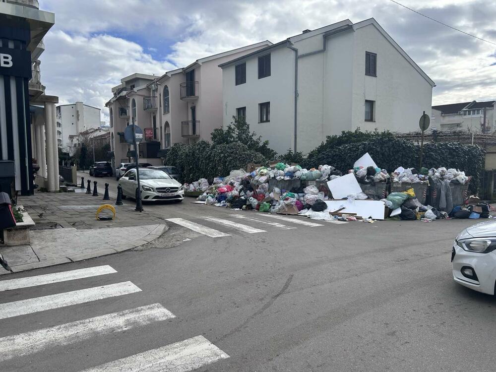 <p>Komunalna inspekcija i policija donijela je juče rješenje da se grad mora očistiti, ali radnici Komunalnog preduzeća čvrsti su u namjeri da njihov zahtjev mora biti ispunjen</p>