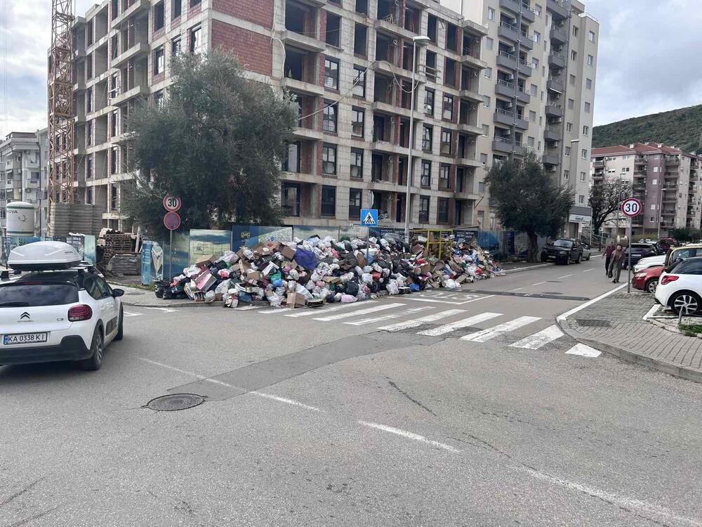 <p>Komunalna inspekcija i policija donijela je juče rješenje da se grad mora očistiti, ali radnici Komunalnog preduzeća čvrsti su u namjeri da njihov zahtjev mora biti ispunjen</p>