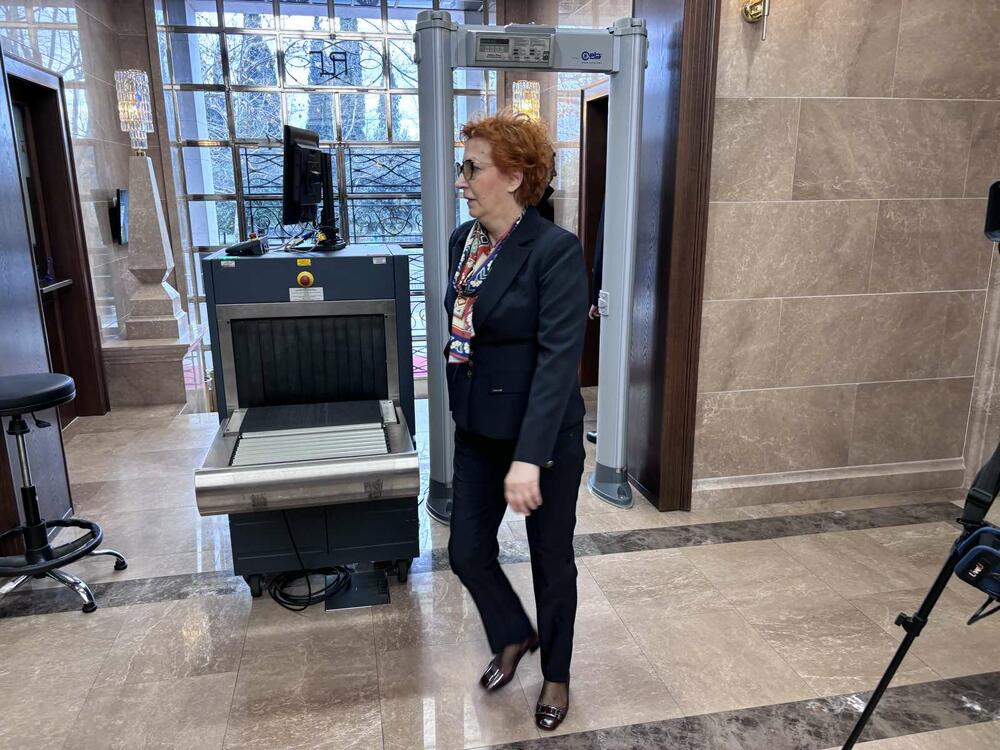 <p>Mandić je juče saopštio da je sastanak zakazao “u vjeri da će zajedno uspjeti da pronađu izlaz iz ove složene situacije”. On je u video-obraćanju rekao da će Skupština odluku o rješenju blokade parlamenta donijeti kroz dijalog vladajuće većine i opozicije</p>