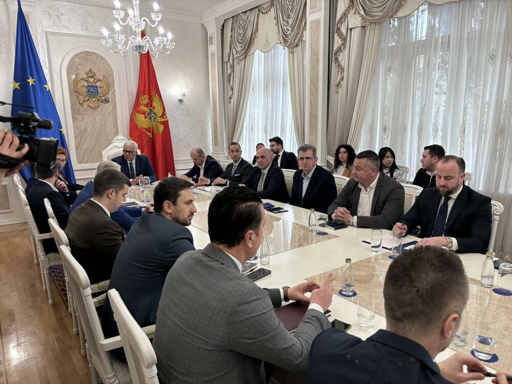 <p>Mandić je juče saopštio da je sastanak zakazao “u vjeri da će zajedno uspjeti da pronađu izlaz iz ove složene situacije”. On je u video-obraćanju rekao da će Skupština odluku o rješenju blokade parlamenta donijeti kroz dijalog vladajuće većine i opozicije</p>