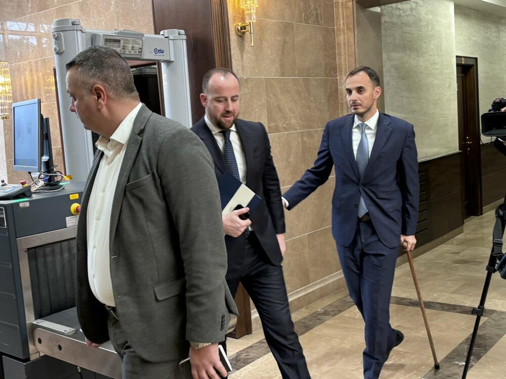 <p>Mandić je juče saopštio da je sastanak zakazao “u vjeri da će zajedno uspjeti da pronađu izlaz iz ove složene situacije”. On je u video-obraćanju rekao da će Skupština odluku o rješenju blokade parlamenta donijeti kroz dijalog vladajuće većine i opozicije</p>