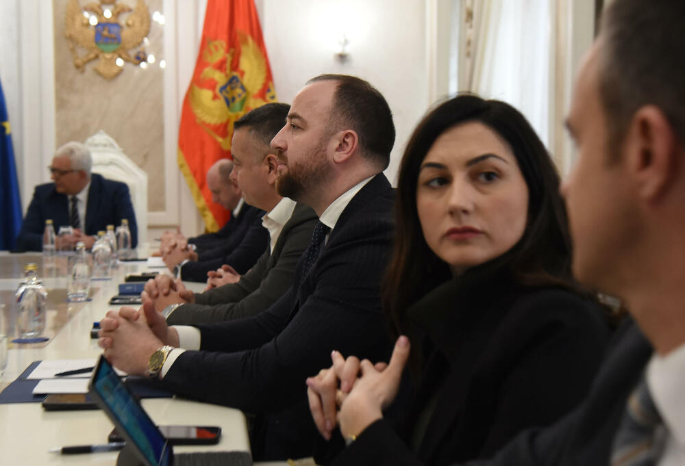 <p>Mandić je juče saopštio da je sastanak zakazao “u vjeri da će zajedno uspjeti da pronađu izlaz iz ove složene situacije”. On je u video-obraćanju rekao da će Skupština odluku o rješenju blokade parlamenta donijeti kroz dijalog vladajuće većine i opozicije</p>