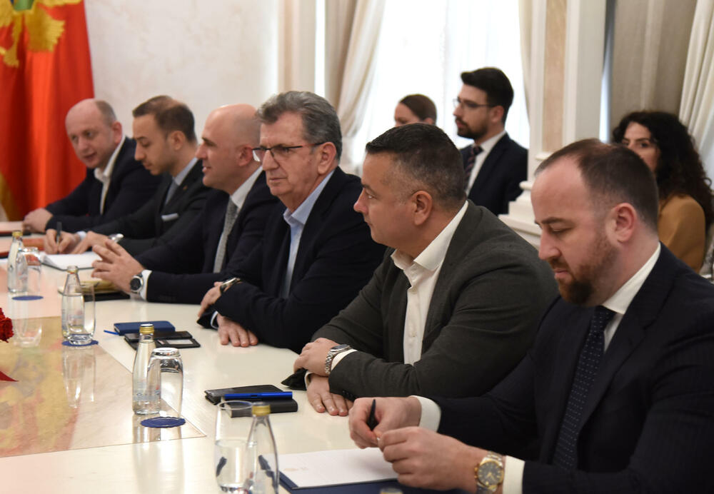 <p>Mandić je juče saopštio da je sastanak zakazao “u vjeri da će zajedno uspjeti da pronađu izlaz iz ove složene situacije”. On je u video-obraćanju rekao da će Skupština odluku o rješenju blokade parlamenta donijeti kroz dijalog vladajuće većine i opozicije</p>