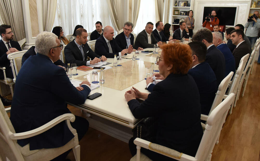 <p>Mandić je juče saopštio da je sastanak zakazao “u vjeri da će zajedno uspjeti da pronađu izlaz iz ove složene situacije”. On je u video-obraćanju rekao da će Skupština odluku o rješenju blokade parlamenta donijeti kroz dijalog vladajuće većine i opozicije</p>