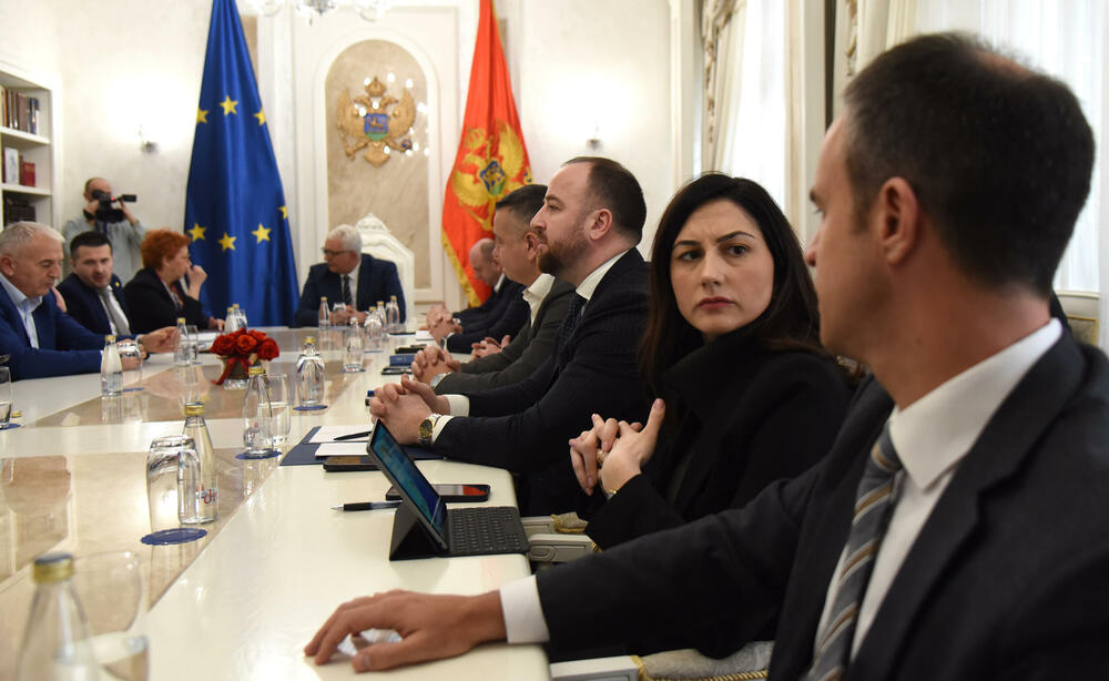 <p>Mandić je juče saopštio da je sastanak zakazao “u vjeri da će zajedno uspjeti da pronađu izlaz iz ove složene situacije”. On je u video-obraćanju rekao da će Skupština odluku o rješenju blokade parlamenta donijeti kroz dijalog vladajuće većine i opozicije</p>