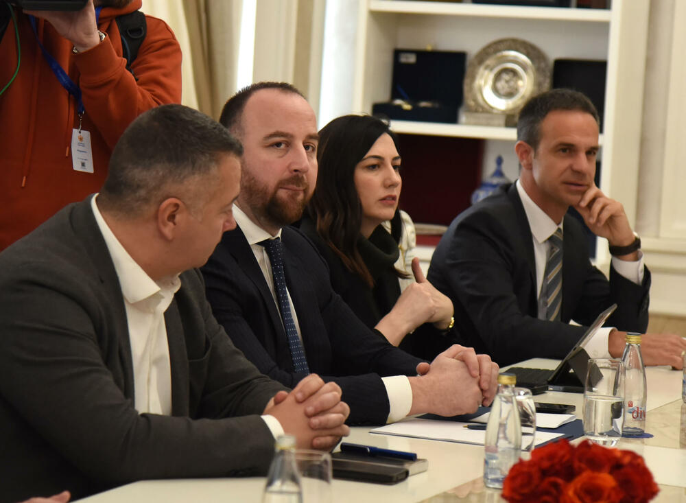 <p>Mandić je juče saopštio da je sastanak zakazao “u vjeri da će zajedno uspjeti da pronađu izlaz iz ove složene situacije”. On je u video-obraćanju rekao da će Skupština odluku o rješenju blokade parlamenta donijeti kroz dijalog vladajuće većine i opozicije</p>