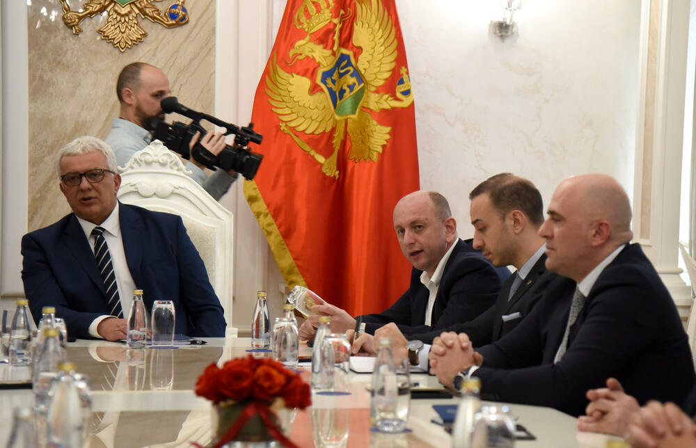 <p>Mandić je juče saopštio da je sastanak zakazao “u vjeri da će zajedno uspjeti da pronađu izlaz iz ove složene situacije”. On je u video-obraćanju rekao da će Skupština odluku o rješenju blokade parlamenta donijeti kroz dijalog vladajuće većine i opozicije</p>