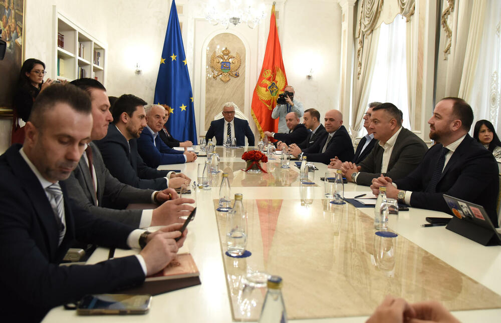 <p>Mandić je juče saopštio da je sastanak zakazao “u vjeri da će zajedno uspjeti da pronađu izlaz iz ove složene situacije”. On je u video-obraćanju rekao da će Skupština odluku o rješenju blokade parlamenta donijeti kroz dijalog vladajuće većine i opozicije</p>