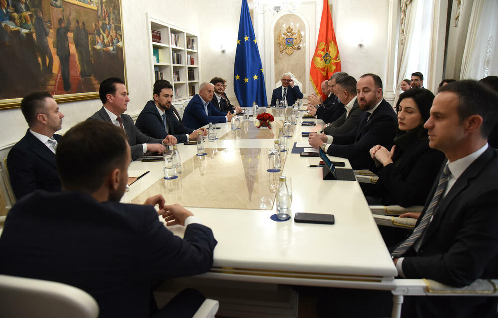 <p>Mandić je juče saopštio da je sastanak zakazao “u vjeri da će zajedno uspjeti da pronađu izlaz iz ove složene situacije”. On je u video-obraćanju rekao da će Skupština odluku o rješenju blokade parlamenta donijeti kroz dijalog vladajuće većine i opozicije</p>