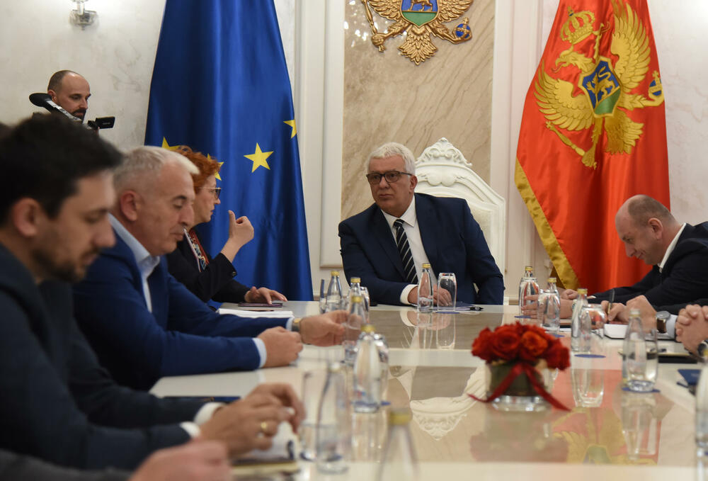 <p>Mandić je juče saopštio da je sastanak zakazao “u vjeri da će zajedno uspjeti da pronađu izlaz iz ove složene situacije”. On je u video-obraćanju rekao da će Skupština odluku o rješenju blokade parlamenta donijeti kroz dijalog vladajuće većine i opozicije</p>