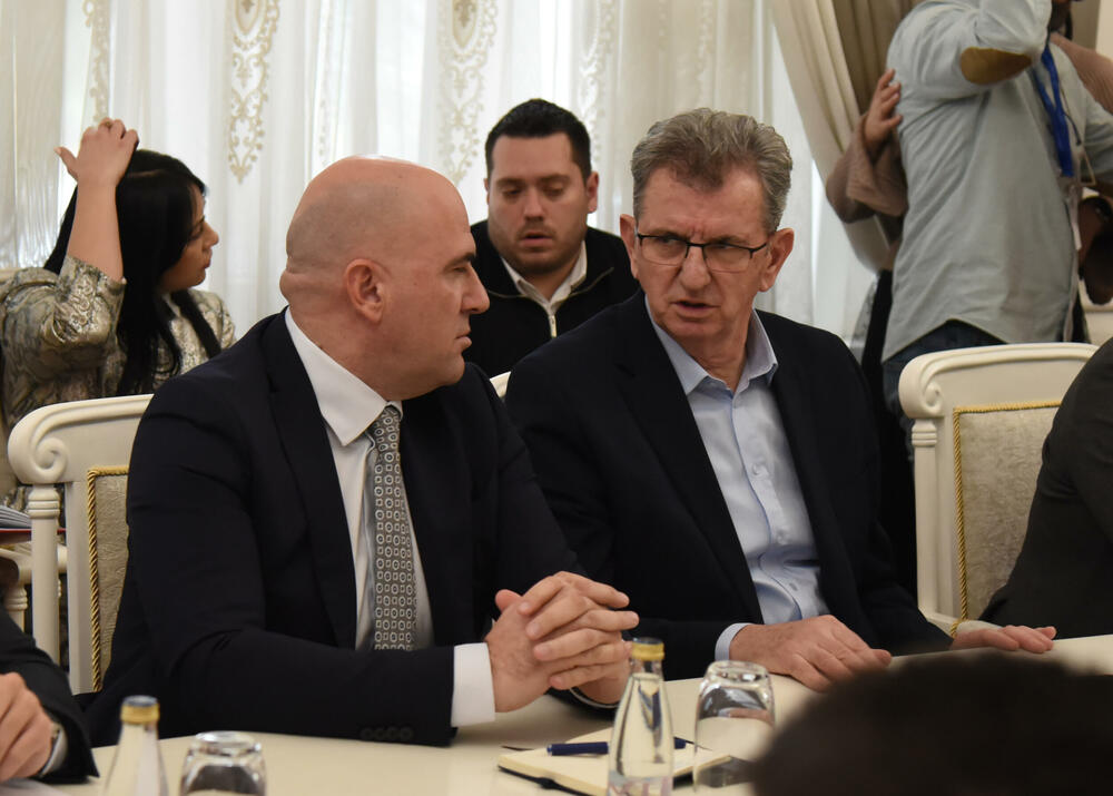 <p>Mandić je juče saopštio da je sastanak zakazao “u vjeri da će zajedno uspjeti da pronađu izlaz iz ove složene situacije”. On je u video-obraćanju rekao da će Skupština odluku o rješenju blokade parlamenta donijeti kroz dijalog vladajuće većine i opozicije</p>