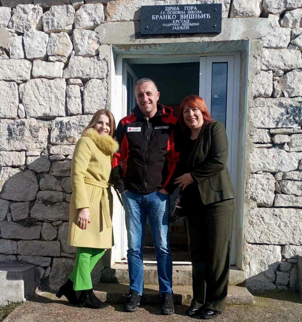 <p>Tada je saznao da jedan dječak živi u teškim uslovima i nikšićki trojac poznat po mnogim humanim djelima, Petranić, <strong>Milodarka Zorić</strong> i <strong>Ljiljana Femić</strong>, stupio je u akciju</p>