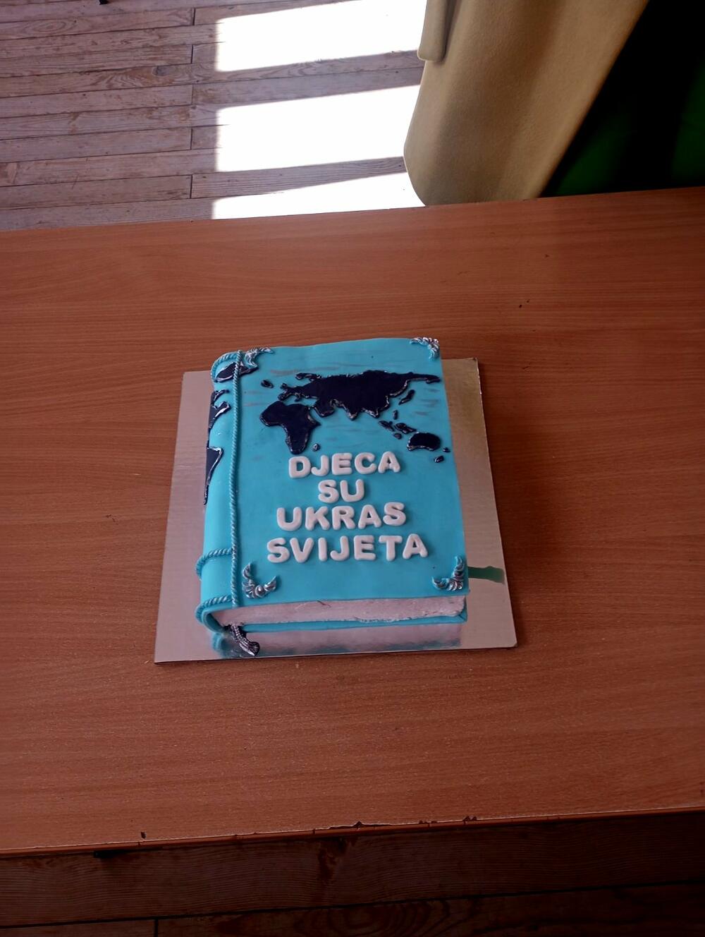 <p>Tada je saznao da jedan dječak živi u teškim uslovima i nikšićki trojac poznat po mnogim humanim djelima, Petranić, <strong>Milodarka Zorić</strong> i <strong>Ljiljana Femić</strong>, stupio je u akciju</p>
