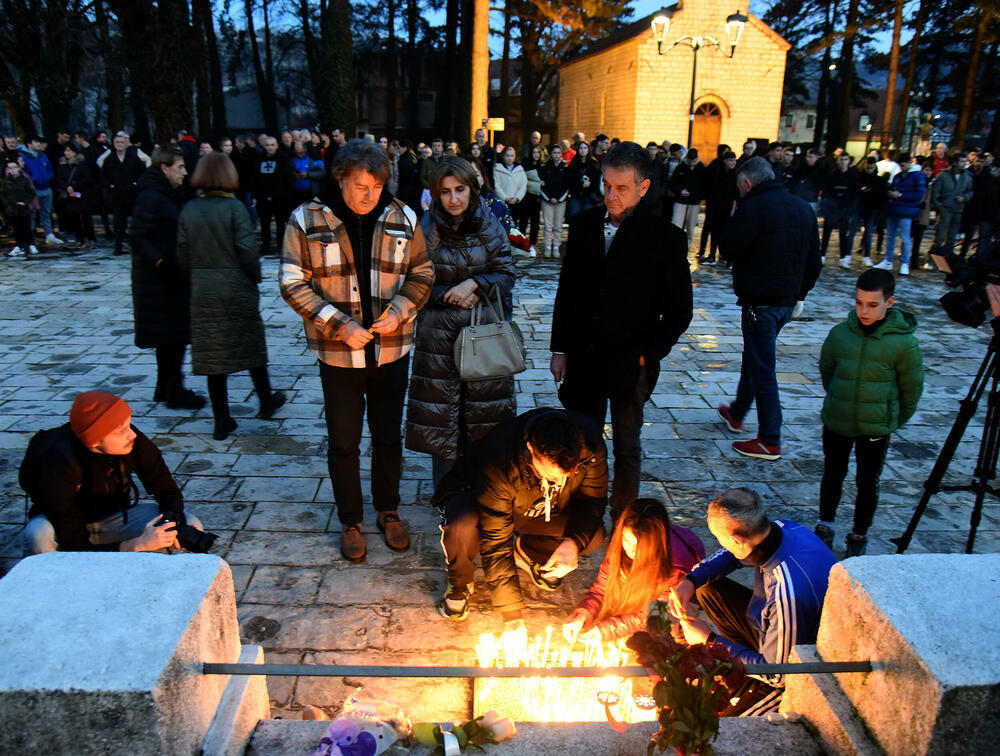 <p>Cetinjanin Aco Martinović ubio je 1. januara 12 osoba, među kojima dvoje djece, i ranio četiri, od kojih je jedna preminula 9. januara u Kliničkom centru Crne Gore</p>