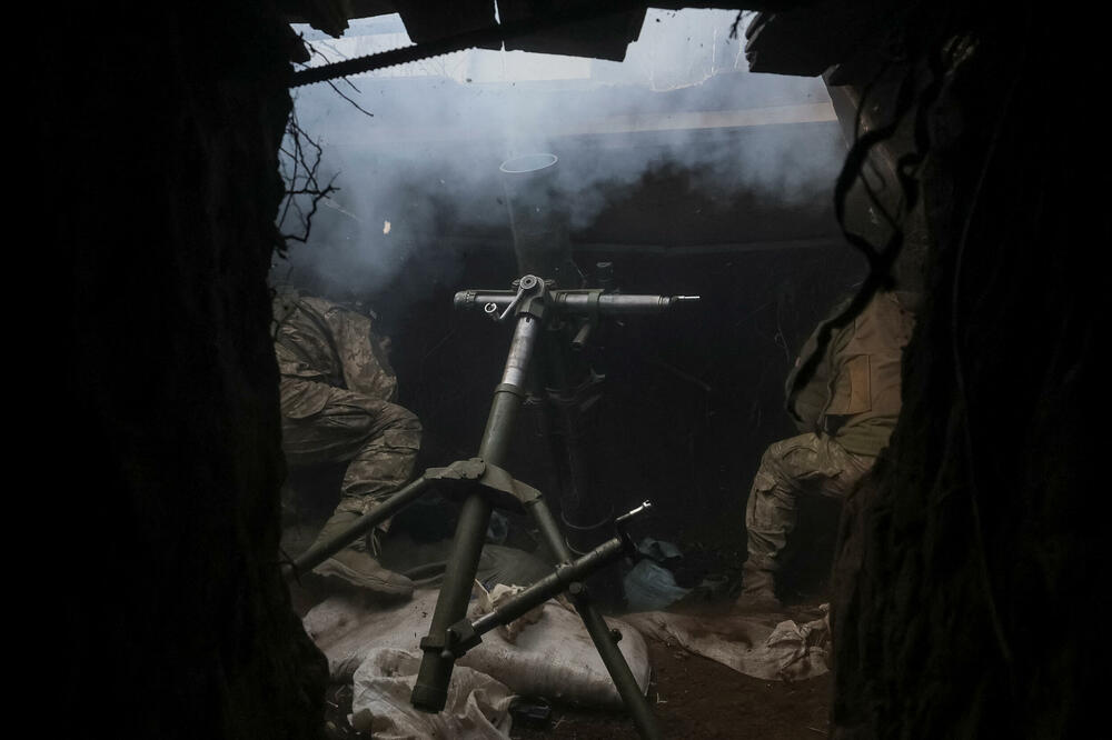Ukrajinski vojnik ispaljuje minobacač ka ruskim trupama na frontu blizu grada Torecka., Foto: REUTERS