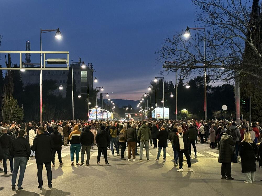 <p>Blokada mosta Blaža Jovanovića u Podgorici trajala od 17:26 do 18:30 časova. Studenti kazali da ništa nije urađeno kako se zločin na Cetinju ne bi ponovio</p>