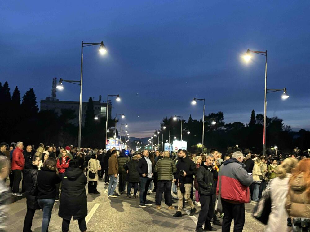 <p>Blokada mosta Blaža Jovanovića u Podgorici trajala od 17:26 do 18:30 časova. Studenti kazali da ništa nije urađeno kako se zločin na Cetinju ne bi ponovio</p>