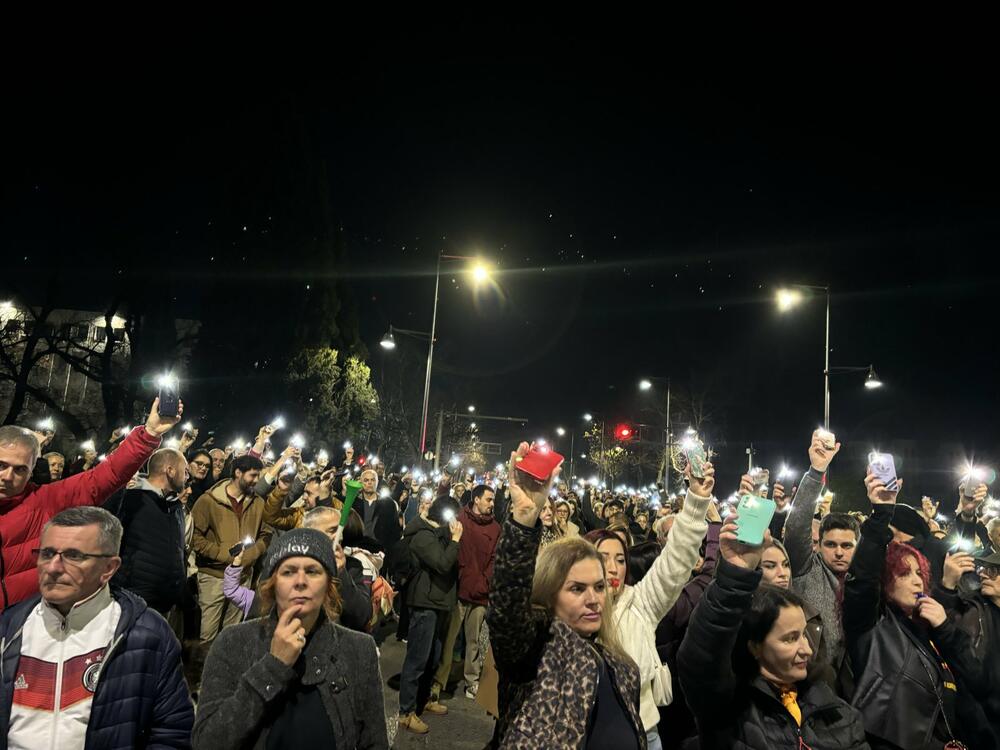 <p>Blokada mosta Blaža Jovanovića u Podgorici trajala od 17:26 do 18:30 časova. Studenti kazali da ništa nije urađeno kako se zločin na Cetinju ne bi ponovio</p>